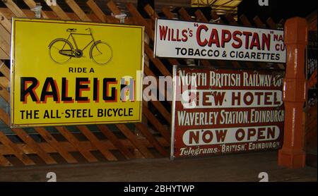 Gare historique britannique métal annonces pour Raleigh Bicycles, Wills tabac et cigarettes, cabestan Navy Cut, et le nouveau Waverley Hotel, Edinburgh, Ecosse Banque D'Images