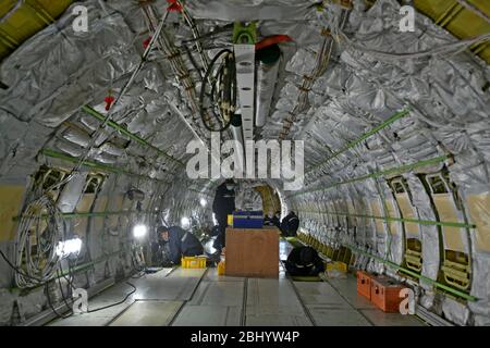 (200428) -- JINAN, le 28 avril 2020 (Xinhua) -- les techniciens rénovent un avion de ligne à Taikoo (Shandong) Aircraft Engineering Company Limited (STAECO) à Jinan, dans la province de Shandong en Chine orientale, le 27 avril 2020. La pandémie COVID-19 a entraîné une diminution importante des revenus des passagers et des voyages aériens. Depuis sa récupération de sa production le 10 février, STAECO offre des solutions de transport de passagers à fret (PTF) aux exploitants de compagnies aériennes qui ont besoin de plus d'avions de fret pour faire face à ce changement de marché. Jusqu'à présent, la société a effectué trois conversions PTF pour ses clients. (Xinhua/Zhu Zheng) Banque D'Images