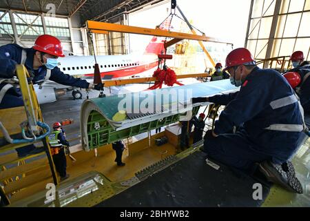 (200428) -- JINAN, le 28 avril 2020 (Xinhua) -- les techniciens rénovent un avion de ligne à Taikoo (Shandong) Aircraft Engineering Company Limited (STAECO) à Jinan, dans la province de Shandong en Chine orientale, le 27 avril 2020. La pandémie COVID-19 a entraîné une diminution importante des revenus des passagers et des voyages aériens. Depuis sa récupération de sa production le 10 février, STAECO offre des solutions de transport de passagers à fret (PTF) aux exploitants de compagnies aériennes qui ont besoin de plus d'avions de fret pour faire face à ce changement de marché. Jusqu'à présent, la société a effectué trois conversions PTF pour ses clients. (Xinhua/Zhu Zheng) Banque D'Images