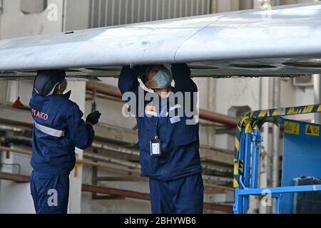 (200428) -- JINAN, le 28 avril 2020 (Xinhua) -- les techniciens rénovent un avion de ligne à Taikoo (Shandong) Aircraft Engineering Company Limited (STAECO) à Jinan, dans la province de Shandong en Chine orientale, le 27 avril 2020. La pandémie COVID-19 a entraîné une diminution importante des revenus des passagers et des voyages aériens. Depuis sa récupération de sa production le 10 février, STAECO offre des solutions de transport de passagers à fret (PTF) aux exploitants de compagnies aériennes qui ont besoin de plus d'avions de fret pour faire face à ce changement de marché. Jusqu'à présent, la société a effectué trois conversions PTF pour ses clients. (Xinhua/Zhu Zheng) Banque D'Images