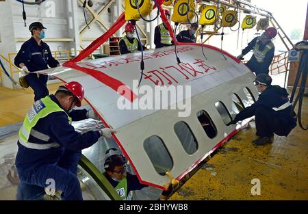 (200428) -- JINAN, le 28 avril 2020 (Xinhua) -- les techniciens rénovent un avion de ligne à Taikoo (Shandong) Aircraft Engineering Company Limited (STAECO) à Jinan, dans la province de Shandong en Chine orientale, le 27 avril 2020. La pandémie COVID-19 a entraîné une diminution importante des revenus des passagers et des voyages aériens. Depuis sa récupération de sa production le 10 février, STAECO offre des solutions de transport de passagers à fret (PTF) aux exploitants de compagnies aériennes qui ont besoin de plus d'avions de fret pour faire face à ce changement de marché. Jusqu'à présent, la société a effectué trois conversions PTF pour ses clients. (Xinhua/Zhu Zheng) Banque D'Images