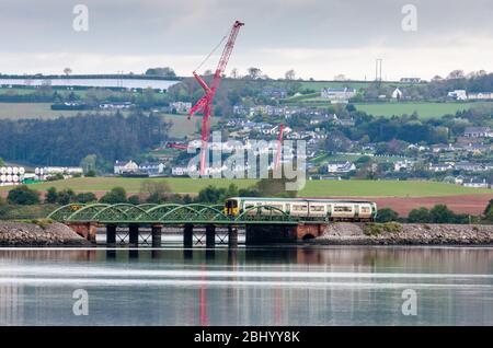 Fota Island, Cork, Irlande. 28 avril 2020. Un train en début de matinée passe sur un pont sur Fota Isalnd dans Co. Cork, Irlande. - crédit; David Creedon / Alay Live News Banque D'Images