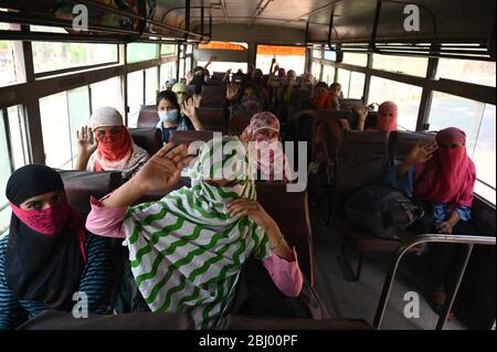 Prayagraj, Inde. 28 avril 2020. Des étudiants en détresse de divers districts de l'Uttar Pradesh en file d'attente pour monter dans les autobus du gouvernement de l'Uttar Pradesh ont organisé des autobus routiers pour envoyer des étudiants dans leur ville natale pendant que le gouvernement a imposé un verrouillage national comme mesure préventive contre la COVID-19 à Prayagraj. (Photo de Prabhat Kumar Verma/Pacific Press) crédit: Pacific Press Agency/Alay Live News Banque D'Images