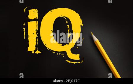 IQ texte jaune sur noir et crayon en plus. Concept de formation quotient de l'intelligence de test intellectuelle Banque D'Images