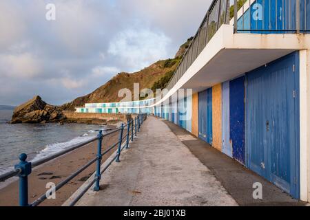 Une rangée de huttes de plage à Meadfoot Beach, Torquay, Devon, Royaume-Uni Banque D'Images