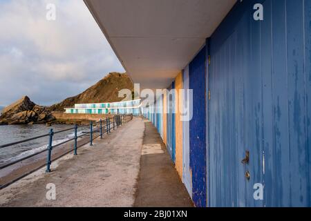 Une rangée de huttes de plage à Meadfoot Beach, Torquay, Devon, Royaume-Uni Banque D'Images