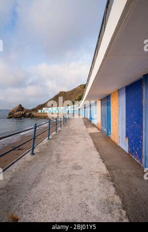 Une rangée de huttes de plage à Meadfoot Beach, Torquay, Devon, Royaume-Uni Banque D'Images