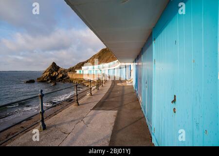 Une rangée de huttes de plage à Meadfoot Beach, Torquay, Devon, Royaume-Uni Banque D'Images