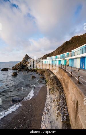 Une rangée de huttes de plage à Meadfoot Beach, Torquay, Devon, Royaume-Uni Banque D'Images