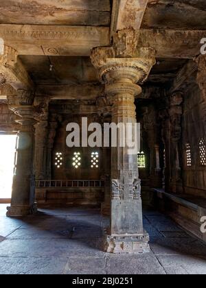 Sculpture complexe sur les piliers du temple d'Aghoreshwara Banque D'Images