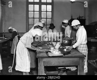 Lady chefs dans la fabrication à l'Institut technique LCC , Vincent Square , Londres . - 22 octobre 1925 Banque D'Images