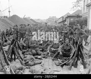 Grande Guerre - Infanterie britannique dans une rue en France - repas - 1918 Banque D'Images