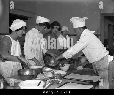 Lady chefs dans la fabrication à l'Institut technique LCC , Vincent Square , Londres . - 22 octobre 1925 Banque D'Images