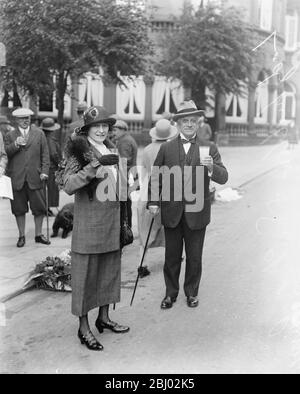 Prendre les eaux à Harrogate , Yorkshire . - Dame Ludlow et Sir Charles Russell . - 18 août 1923 Banque D'Images