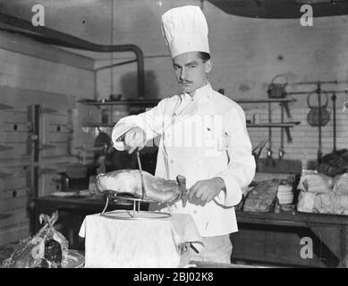 Le fils de l'amiral comme chef - M. Roderick Stanhope Wemyss , fils du vice-amiral Edward Wemyss , travaille maintenant à Grosvenor House comme chef adjoint . La première étape de sa nouvelle carrière de gérer un hôtel . - M . H Malet , le chef , dans une photo est vu à droite , dégustation de soupe préparée par M. Wemyss - 13 janvier 1933 Banque D'Images