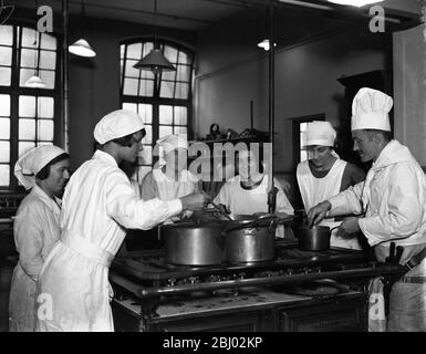 Lady chefs dans la fabrication à l'Institut technique LCC , Vincent Square , Londres . - 22 octobre 1925 Banque D'Images