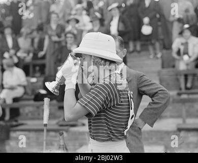 Polo pour dames Hurlingham . - l'honorable Mme Gurdon ( Grinsthorpe ) prend un verre de la tasse - 1938 Banque D'Images