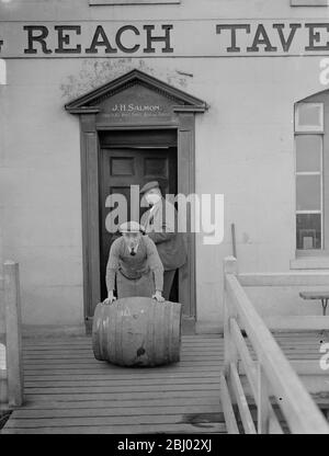 Livraison de barriques de bière à la Taverne long Reach , Dartford , Kent - 7 février 1938 Banque D'Images