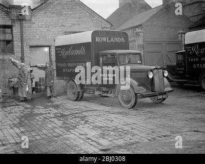 Un camion Rowlands déchargeant des carcasses de viande sur la piste . - 1937 . - Banque D'Images