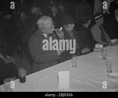 Un homme âgé fume son tuyau d'argile à la vieille fête de gens à Crayford , Kent . - 1er février 1938 Banque D'Images