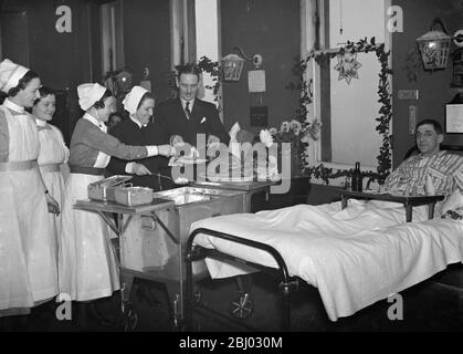 Le docteur Sinclair sculptant la dinde de Noël pour les patients dans le service à l'hôpital Erith . - 1937 Banque D'Images