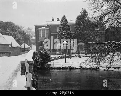 Le pub Lion de Farningham , Kent , vue de la rivière Darent . - 1938 - Banque D'Images