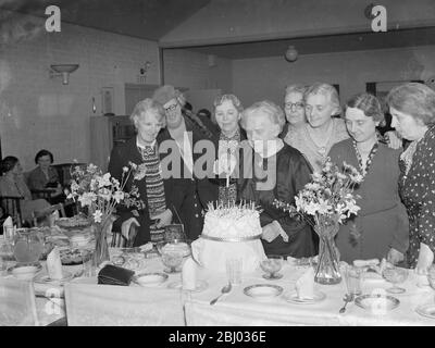 La fête d'anniversaire de l'Institut Farningham Womens . - couper le gâteau . - 1939 . - Banque D'Images