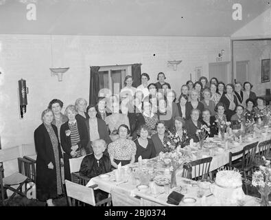 La fête d'anniversaire de l'Institut Farningham Womens . Une photo de groupe . - 1939 . - Banque D'Images