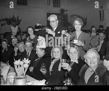 Sidcup Old Folks Party assisté des conseillers M. et Mme T G Gabraith . - 1939 . Banque D'Images