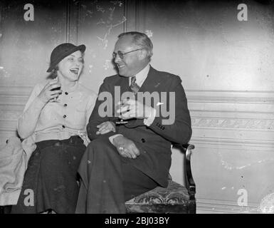 Mlle Victoria Hopper épouser M. Basil Dean , le producteur . - l'engagement est annoncé de Miss Victoria Hopper , l'actrice et M. Basil Dean , le producteur , l'auteur et l'acteur , qui l'a découvert en 1933 . - spectacles photos , M. Basil Dean et Mlle Victoria Hopper , se toaster ' s santé après l'annonce de leur engagement . - 18 avril 1934 . - - 30 s, 30 s, 30 s, 30 s, 30 s, 30 s, 30 s, 30 s, 30 s, 30 s, 19 ans et 30 ans Banque D'Images