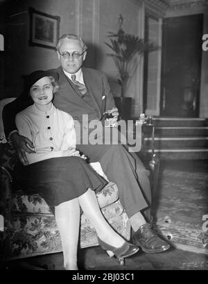 Mlle Victoria Hopper épouser M. Basil Dean , le producteur . - l'engagement est annoncé de Miss Victoria Hopper , l'actrice et M. Basil Dean , le producteur , l'auteur et l'acteur , qui l'a découvert en 1933 . - spectacles photos , M. Basil Dean et Mlle Victoria Hopper , se toaster ' s santé après l'annonce de leur engagement . - 18 avril 1934 . - - 30 s, 30 s, 30 s, 30 s, 30 s, 30 s, 30 s, 30 s, 30 s, 30 s, 19 ans et 30 ans Banque D'Images