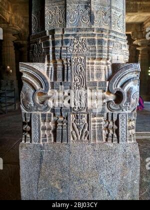 Sculpture complexe sur les piliers du temple d'Aghoreshwara Banque D'Images