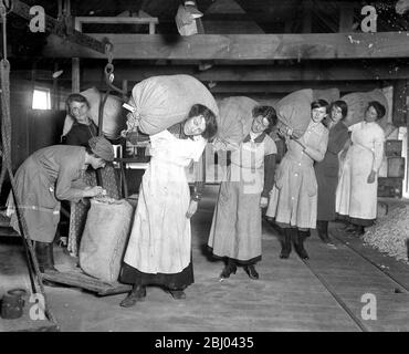 Vieux fours à houblon utilisés dans une nouvelle industrie de village dans le kent - une usine de séchage de légumes a été organisée par le ministère de la nourriture, où les femmes sont enseignées à sécher toutes sortes de légumes en cas de tout merde pendant le printemps prochain. - 2 février 1918 Banque D'Images