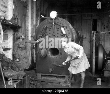 Vieux fours à houblon utilisés dans une nouvelle industrie de village dans le kent - une usine de séchage de légumes a été organisée par le ministère de la nourriture, où les femmes sont enseignées pour sécher toutes sortes de légumes en cas de tout merde pendant le printemps prochain.stow les chaudières. - 2 février 1918 Banque D'Images