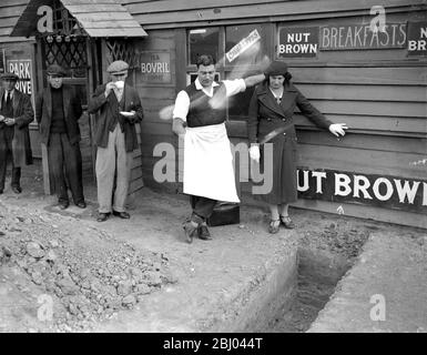 Café clôturé à Eltham, Kent. Mme Whitney et son fils. - 30 octobre 1934 Banque D'Images