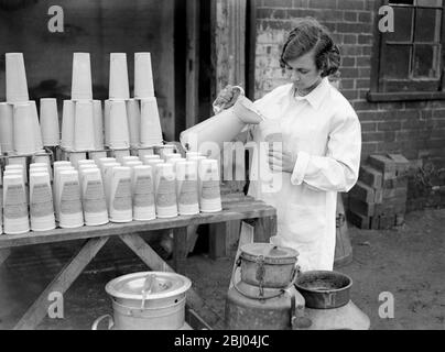 Un nouveau secteur. M. Woodley, un éleveur laitier Reading, a produit une nouvelle boisson ménagère pour économiser la main-d'œuvre sous la forme de café-lait qu'il livre régulièrement à ses portes de client. Tous les destinataires doivent secouer le carton pour mélanger la crème et réchauffer le contenu. - le coeur soluble de la fève café est utilisé, à partir duquel tous les déchets ligneux ont été éliminés. - 1er février 1932 Banque D'Images