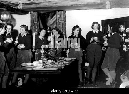 WW2 : Gossipping et du café et des sandwiches. Chaque lundi d'un 400 ans old cottage, en temps de paix occupé par Mabel Constanduros, la radio star, il y a un rassemblement informel de terre des filles. Banque D'Images