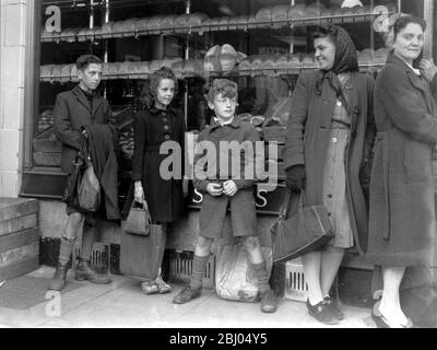 Rationnement du pain. Les femmes au foyer et les enfants font la queue aux boulangers de Bexley Heath. 1946 Banque D'Images