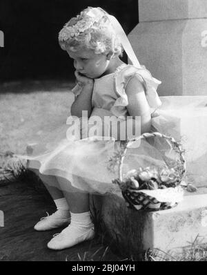 Une petite femme de chambre fatiguée d'attendre les adultes. ELTHAM 1958 Banque D'Images