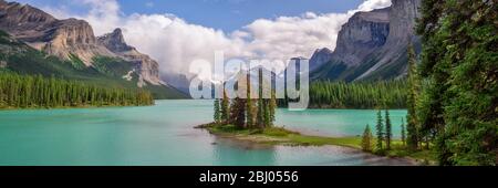 Île Panorama of Spirit dans le lac Maligne, parc national Jasper, Alberta, montagnes Rocheuses, Canada Banque D'Images