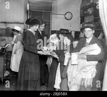 Paget Lady Muriel. - la société les femmes aident dans les cuisines non valides. Ces cuisines ont été fondées pour fournir un régime alimentaire approprié quotidiennement aux travailleurs invalides et convalescents - chaque bénéficiaire doit payer pour tous les repas fournis, le coût, dans certains cas étant aussi bas qu'un sou ou une twindence, selon le salaire gagné capacité de la famille servie. - Lady Muriel Paget distribuant du poulet à certains des habitants qui ont été dans les récentes explosions dans l'est. - 28 février 1917 Banque D'Images