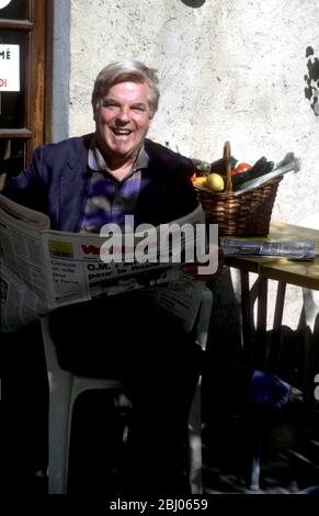 Robert Carrier - Chef et restaurateur dans le journal de lecture de jardin Banque D'Images