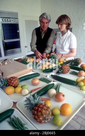 Robert Carrier - Chef et restaurateur dans la cuisine préparant la nourriture Banque D'Images