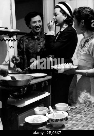 Mme Hsu donne quelques conseils chinois à une mariée. - Mme P y Hsu propriétaire du nouveau restaurant chinois de Londres montre l'écrivain illustré Anne Alexeiev comment cuisiner et manger la nourriture de la manière chinoise. Mme Hsu et son équipe de jeunes filles chinoises feront la démonstration à la Foire alimentaire britannique. - la nourriture est prévue sur la table du dîner - 11 septembre 1954 Banque D'Images