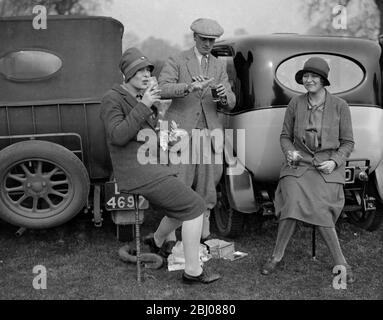 New College et Magdalen point à point chases à Oddington . - Major Osbourne et les Misses I et S Weatherby appréciant leur pique-nique . - années 1920 - - Banque D'Images