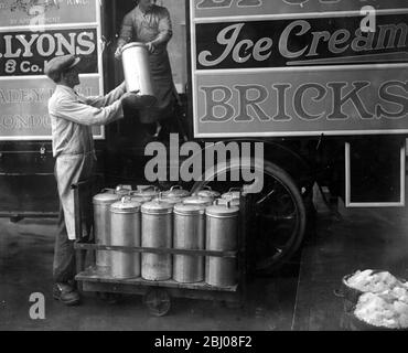 Fabrication de briques de glace au Cadby Hall. - Dispatching les briques dans des conteneurs spéciaux aux différents dépôts. - 1922 Banque D'Images