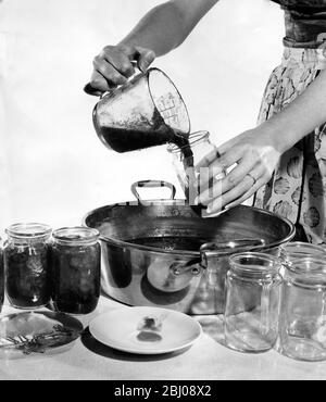 Fabrication de confiture - verser de la confiture légèrement refroidie dans des bocaux - 1960 Banque D'Images