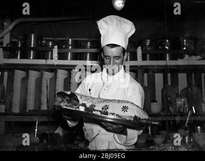 Des préparatifs de dernière minute vont à bord de la grande reine Elizabeth pour la réception des 2315 passagers qui navigueront dans son premier voyage en tant que navire à passagers. - spectacles photo : le chef M. Harry Mist, qui a eu 20 ans dans les galères des Liners Cunard-White Star Mauretania, Reine Marie, Aquitaine et Berengaria. - 15 octobre 1946 Banque D'Images