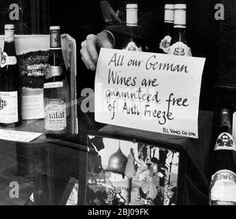 Spectacles photo: Un signe dans El Vino, magasin de vin dans la rue Fleet de Londres en passant le mot que tous les vins allemands vendus dans leur magasin sont libres de Anti-Freeze. Signe affiché à la suite des récentes informations que certains vins autrichiens et allemands ont été trouvés avoir contenu le fluide. Banque D'Images