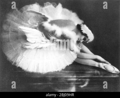 ANNA PAVLOVA 1931 - comme le cygne mourant du LAC SWAN - - le dessert à base de meringue, Pavlova, est nommé d'après la ballerina russe Anna Pavlova. Le dessert aurait été créé en l'honneur de la danseuse pendant ou après l'une de ses visites en Australie et en Nouvelle-Zélande dans les années 1920. Banque D'Images